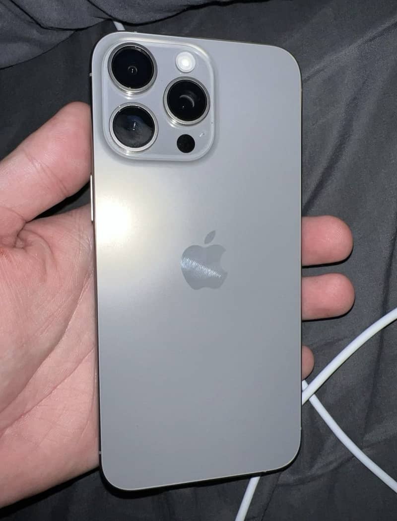 iPhone 15 Pro Max 1