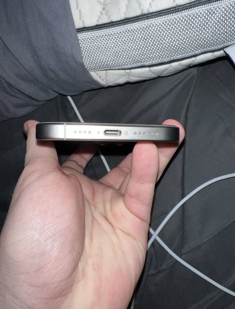 iPhone 15 Pro Max 4