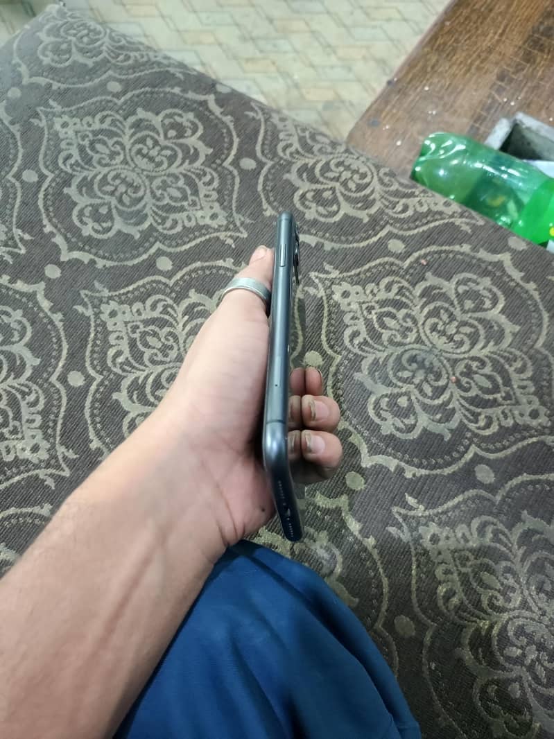 Apple iPhone 11 3