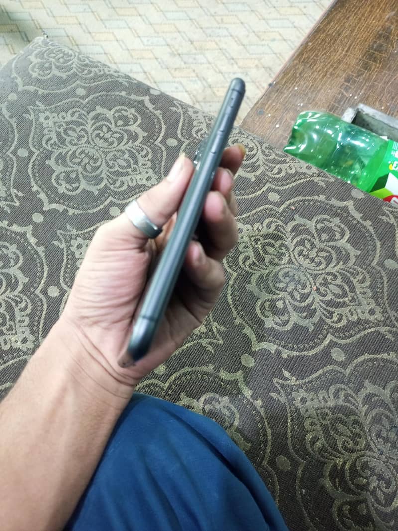 Apple iPhone 11 4