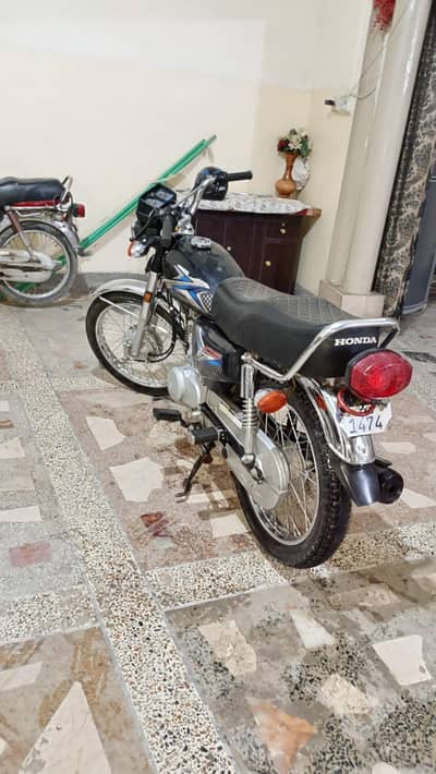 Honda cg 125 in red color for sell