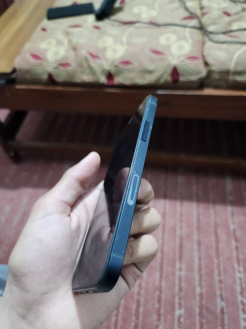 Apple iPhone 12 4