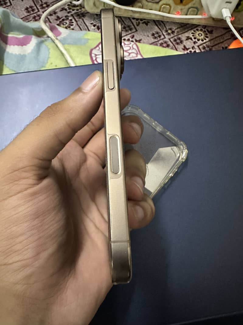 Apple iPhone 16 Pro 3