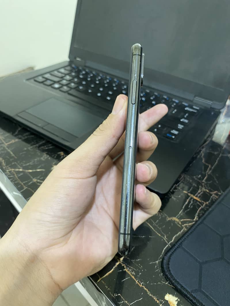 Apple iPhone XS 3