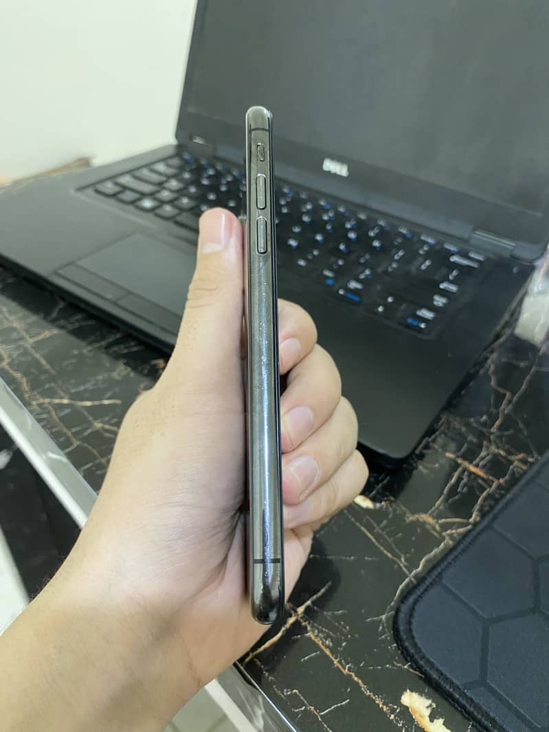 Apple iPhone XS 4