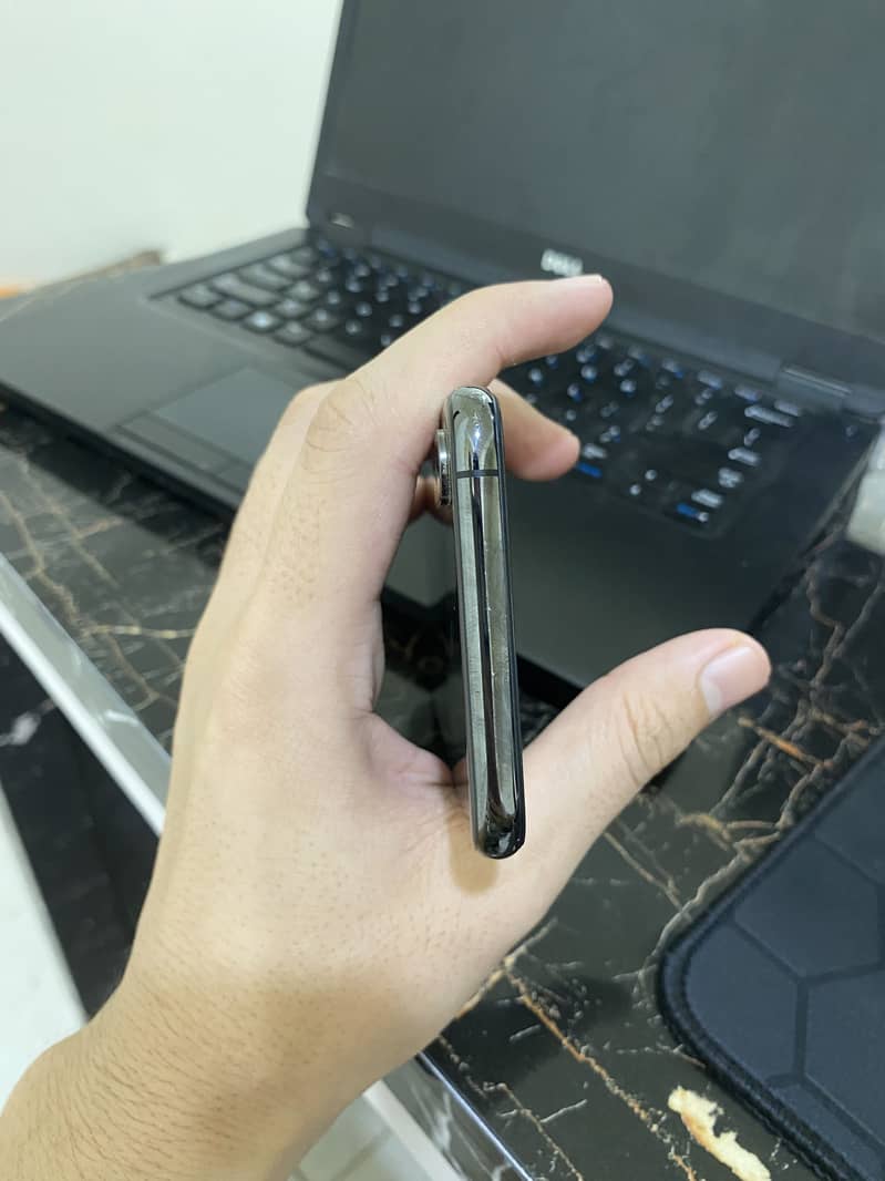 Apple iPhone XS 5