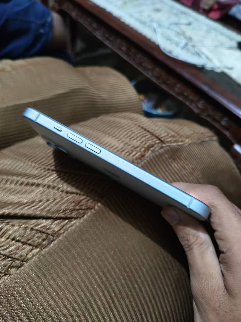 Apple iPhone 15 4