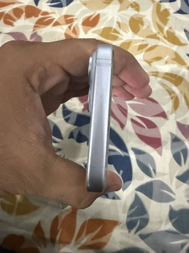 Apple iPhone 15 4