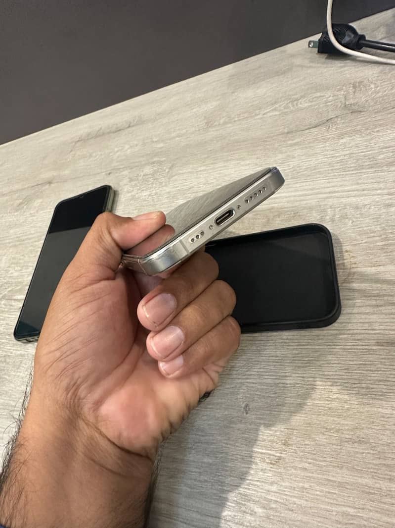 Apple iPhone 15 Pro 4