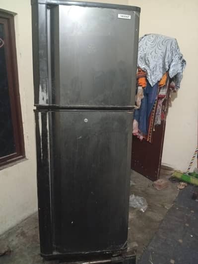 Dead fridge only for parts and refurbished