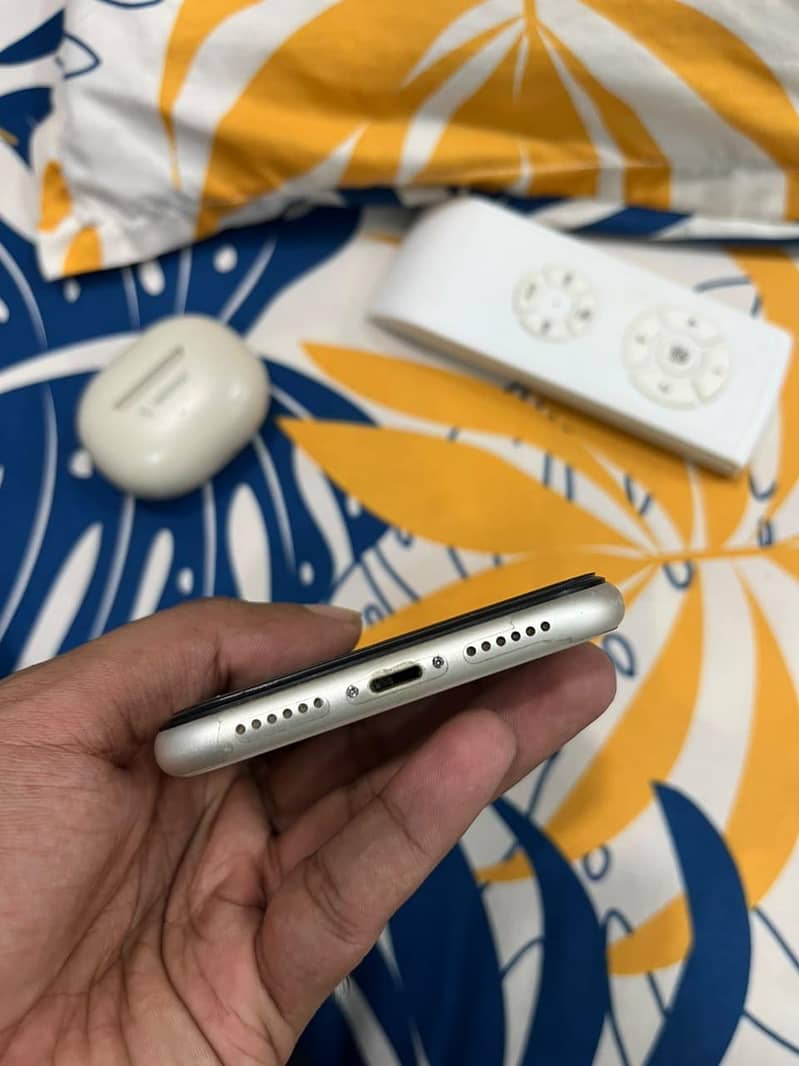 Apple iPhone 11 7
