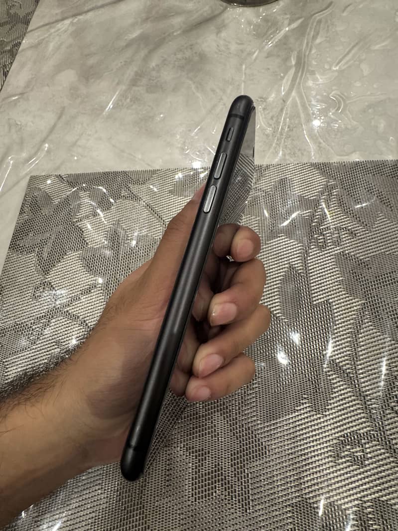 Apple iPhone 11 4