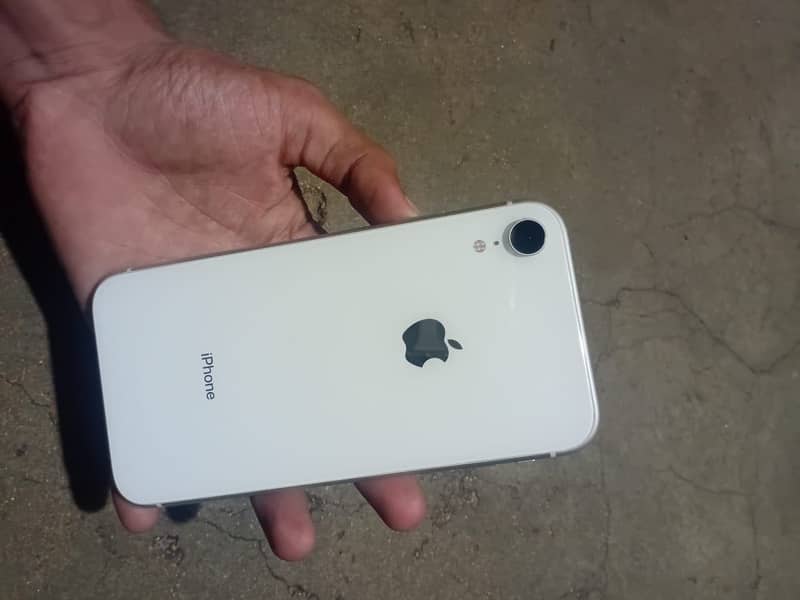 iPhone XR 4