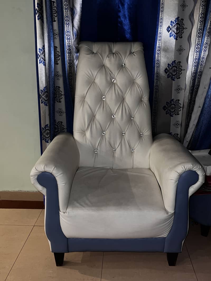 Sofaa chairs 0