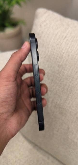Apple iPhone 16 Pro 1