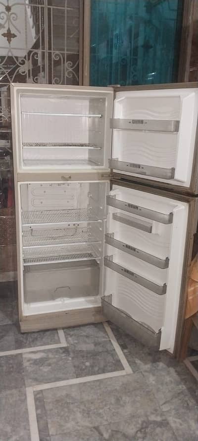 Large size fridge 100% original condition