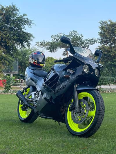 Suzuki GSXr original japanese bike   inline 4 cylinder with M4 origina