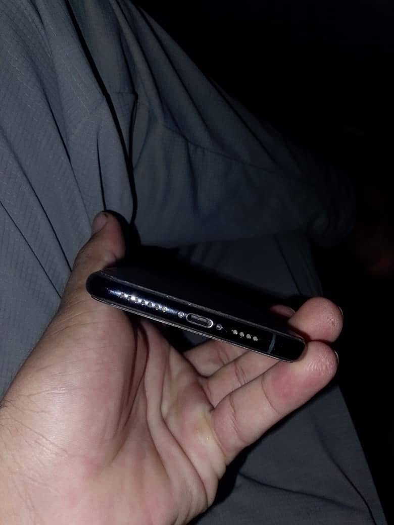 Apple iPhone 11 Pro Max 4