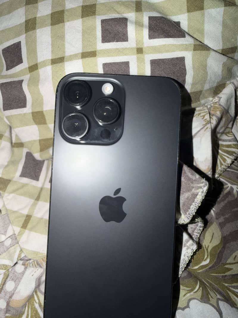 Apple iPhone 16 Pro Max 1