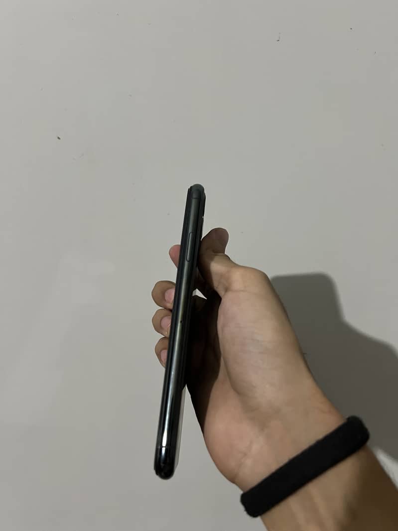 Apple iPhone 11 Pro Max 4