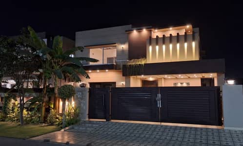 24-MARLA FULLY MAINTAINED BUNGALOW IS AVAILABLE FOR SALE IN THE BEST BLOCK OF PHASE 6 BLOCK L FACING RAYA. 100% ORIGINAL AD.