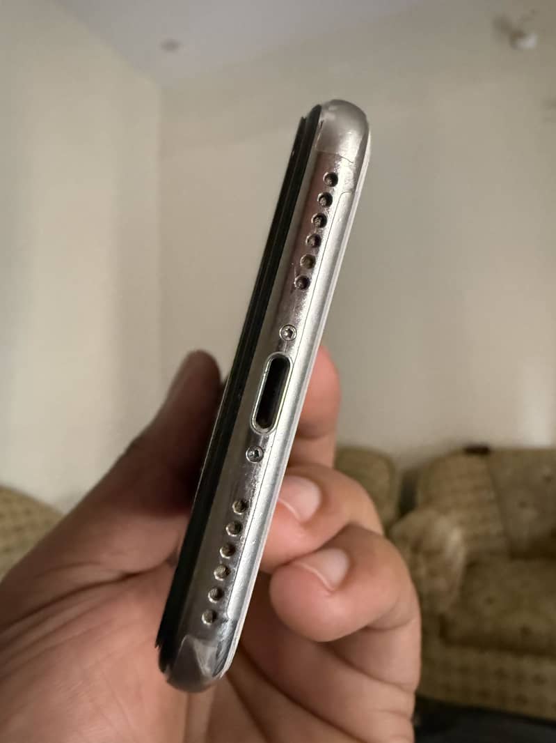 Apple iPhone X 4