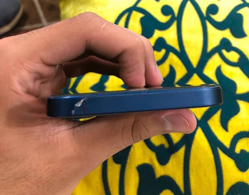 Apple iPhone 12 4