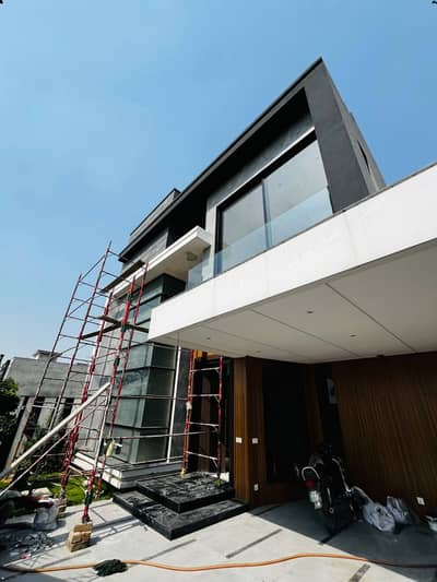 10 MARLA ELEGANT AND FULLY MAINTAINED SUPER HOT LOCATED BUNGALOW WITH SERVANT QUARTER ON 150 FT. ROAD IS AVAILABLE IN THE BEST BLOCK OF DHA LAHORE.