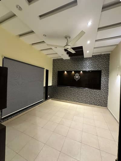 PRIME 6 MARLA 3 BEDROOM RESIDENTIAL HOUSE FOR RENT AVAILABLE IN DHA PHASE 5 BLOCK D