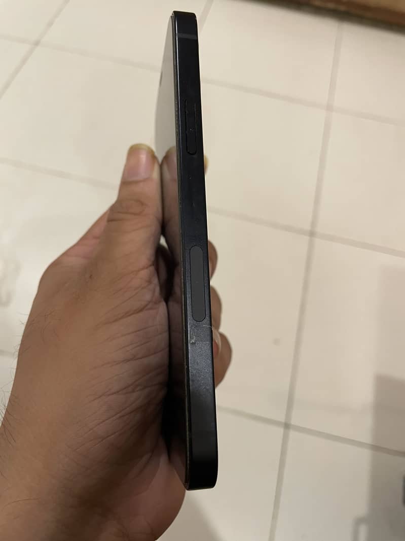 Apple iPhone 12 4