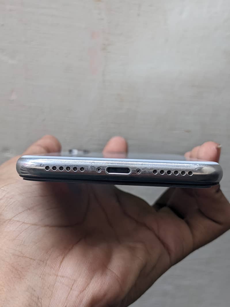 Apple iPhone X 4