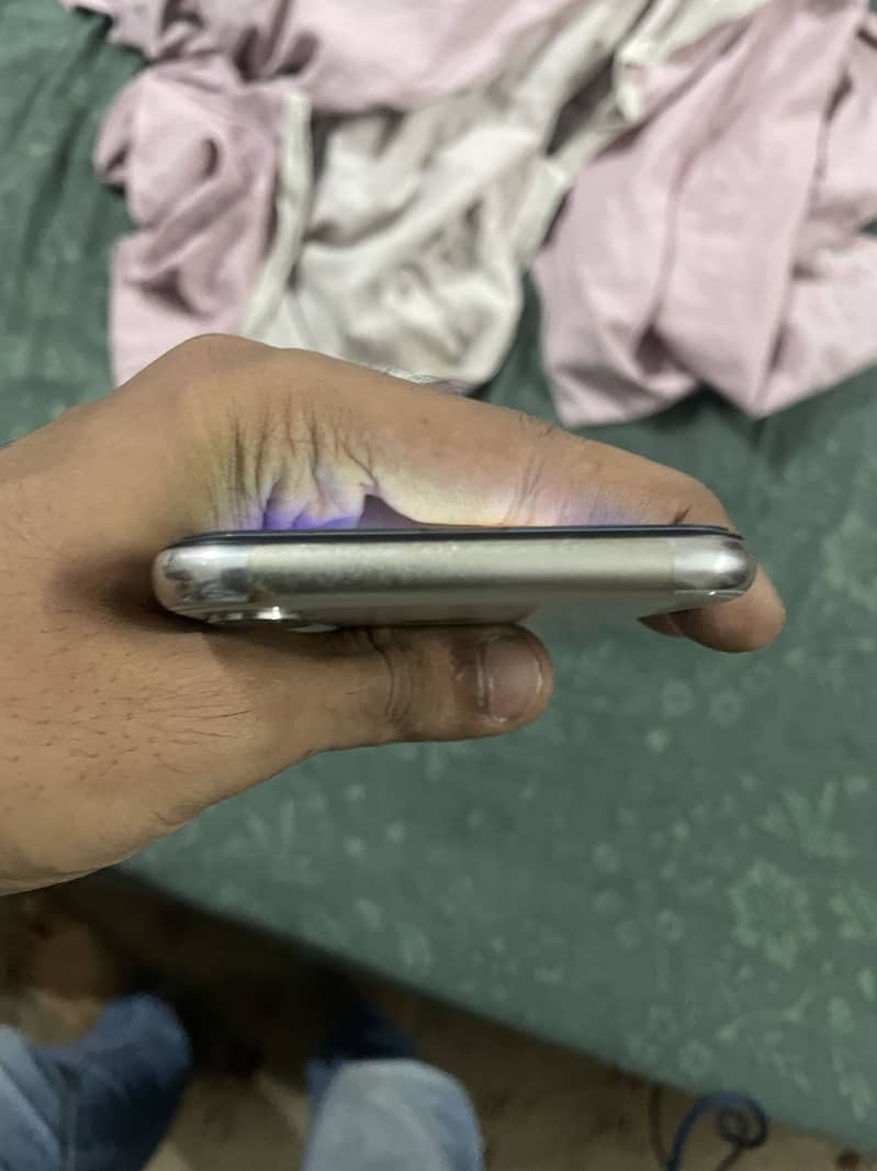 Apple iPhone X 4