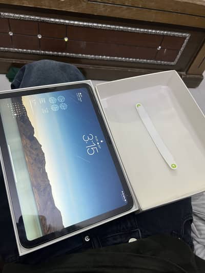 Apple ipad 11 generation (A16) 128gb with box
