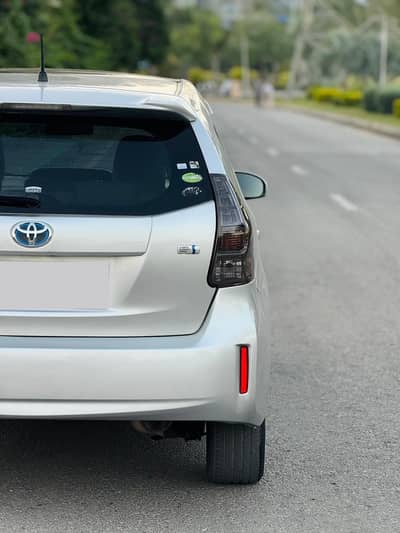 Toyota Prius Alpha 2013