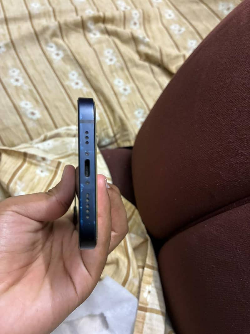 Apple iPhone 12 4