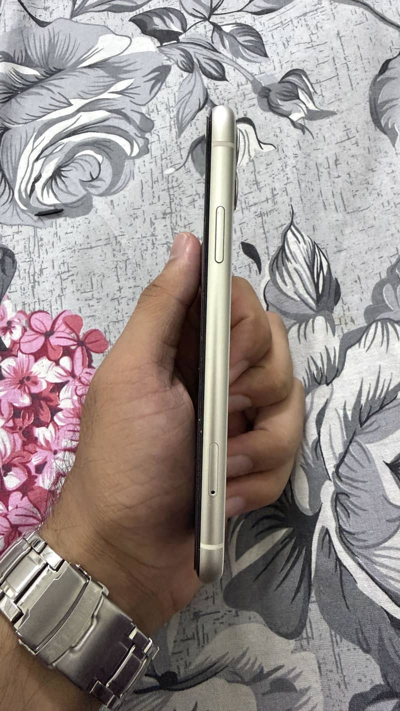 Apple iPhone 11 3