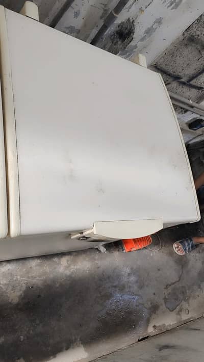 deep freezer fridge acchi halat mein hai bilkul on condition mein hai