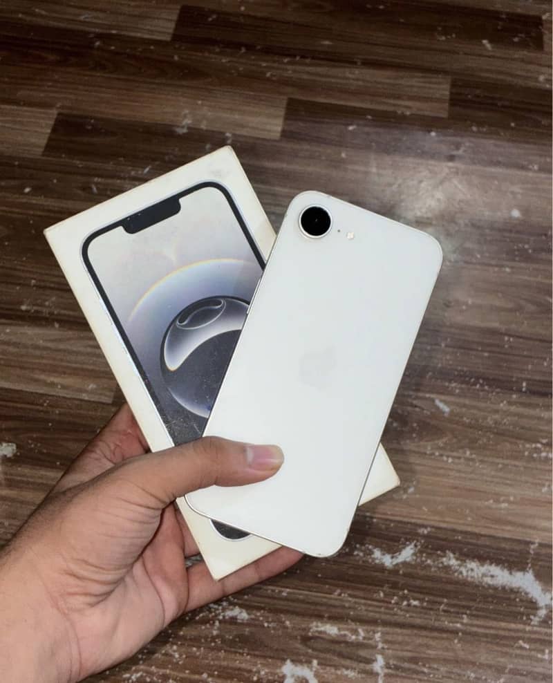 Apple iPhone 16e 0