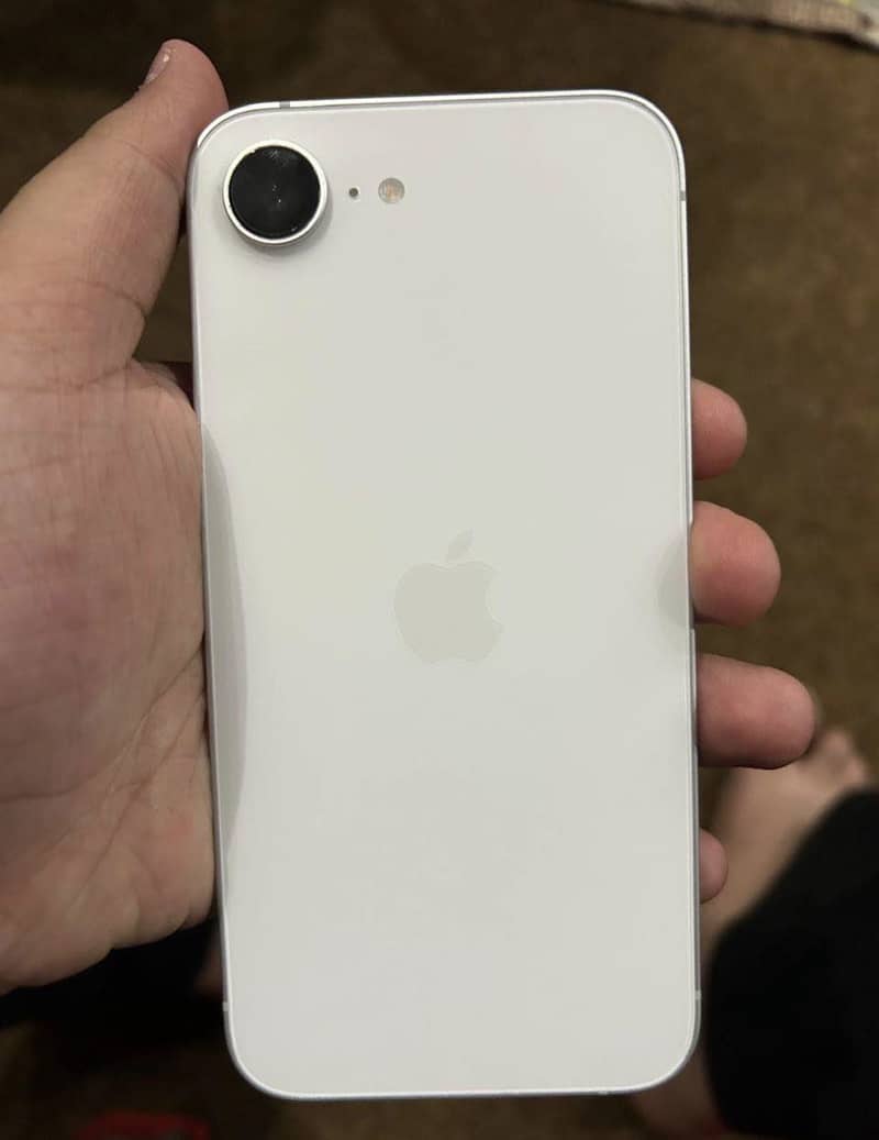 Apple iPhone 16e 1