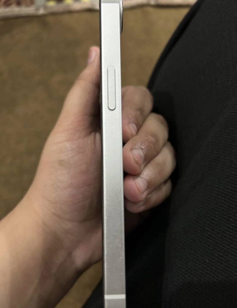 Apple iPhone 16e 2