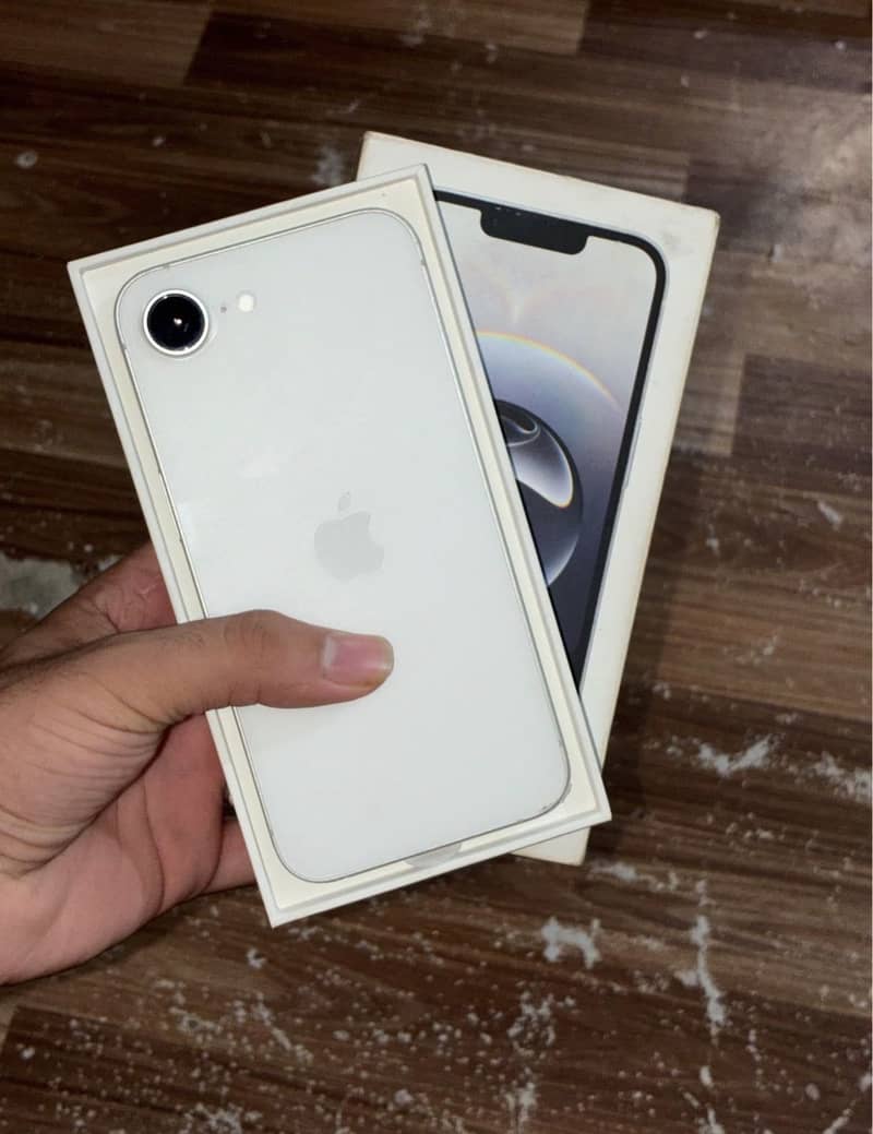 Apple iPhone 16e 4
