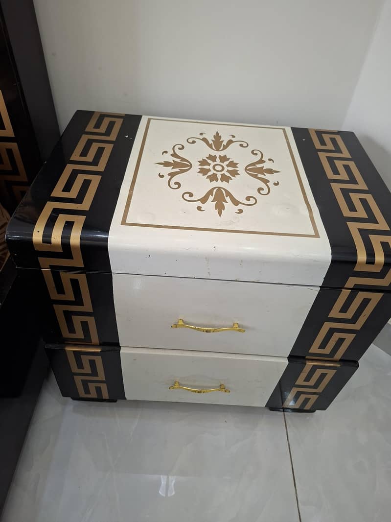 bed with side table dressing 9