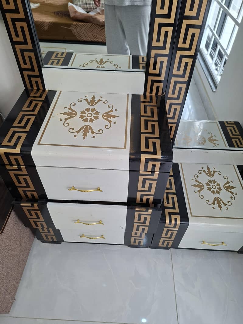 bed with side table dressing 12