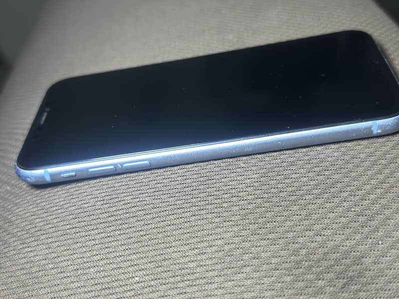Apple iPhone XR 7