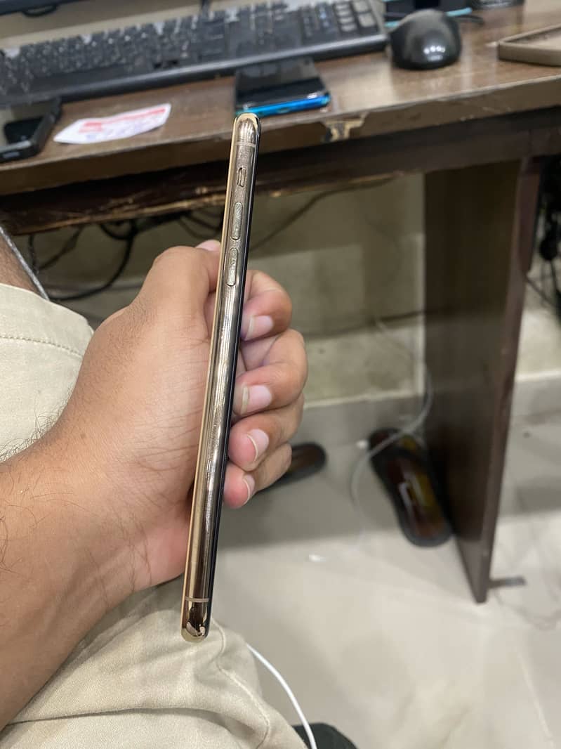 Apple iPhone 11 Pro Max 2