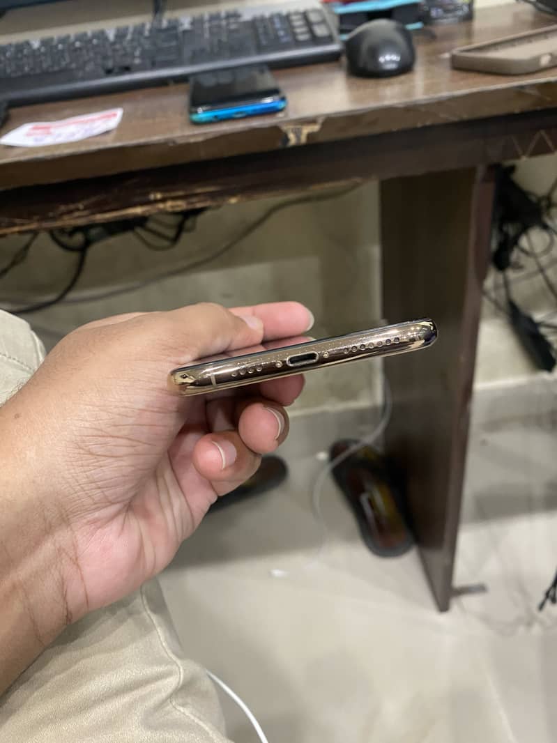 Apple iPhone 11 Pro Max 4