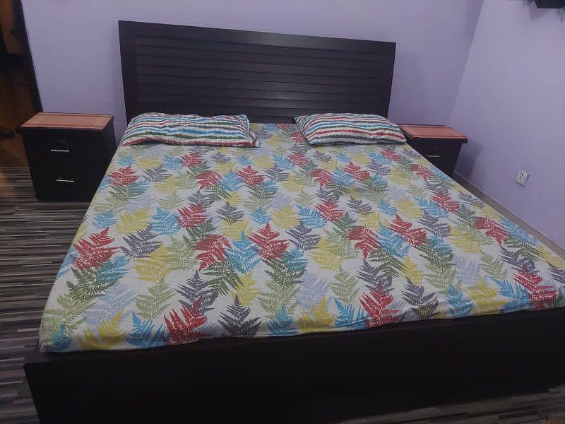 Bed with 2 side tables 3