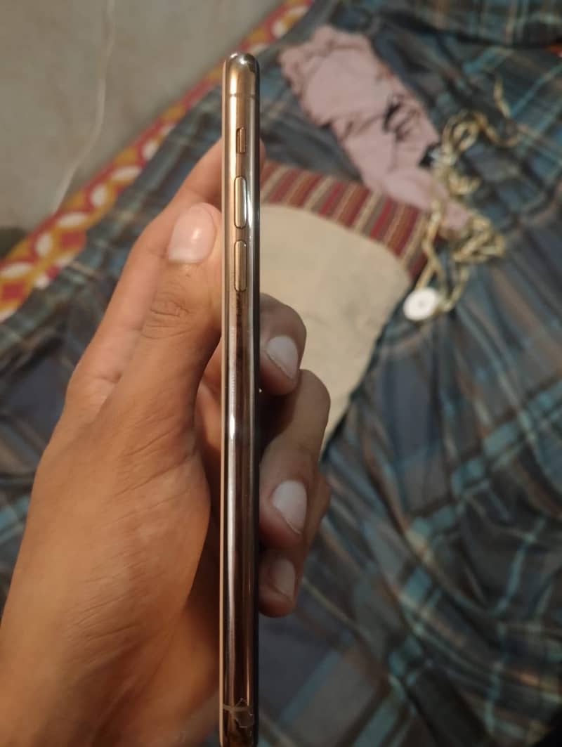 Apple iPhone 11 Pro Max 4