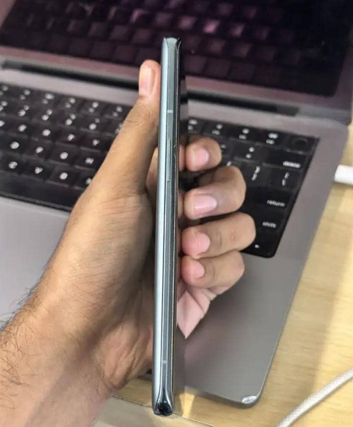 One Plus 9 Pro panel 3