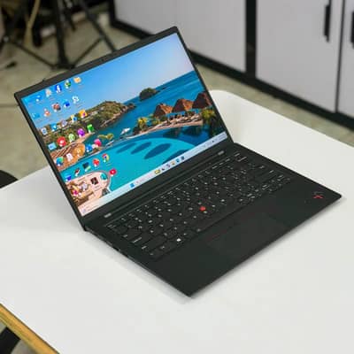 Lenovo X1 Carbon UltraSlim Core i7 8th Generation 8GB Ram / 256GB SSD